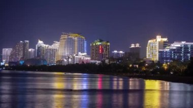 SANA, ÇİN - 7 Ekim 2018: Gece Sanya şehir körfezi, tekne trafiği panoraması, Sanya, Hainan, Çin.