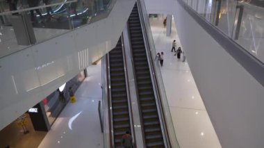 QINGDAO, Çin - 16 Eylül 2019: Ünlü Qingdao şehir körfezi kalabalık alışveriş merkezi, 4k