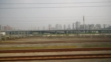 Güneşli bir akşam Hangzhou şehri. Tren yolculuğu, yolcu tarafı pov panorama, 4K. Çin