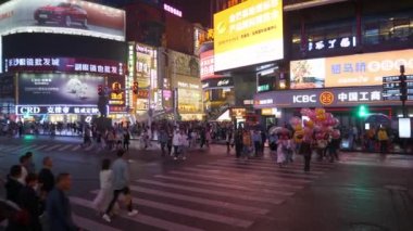 KUALA LUMPUR, MALAYSIA - 10 HAZİRAN 2019: Gece vakti Kuala Lumpur şehri ünlü trafik sokak panoramasını aydınlattı