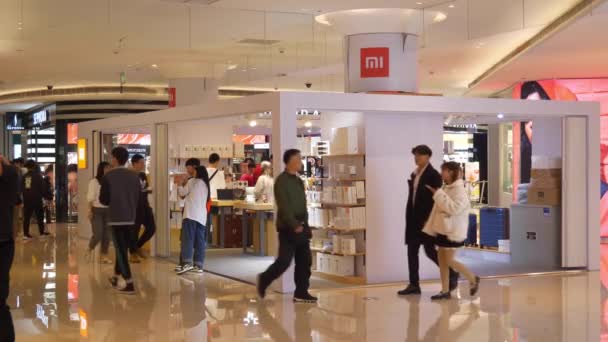 中国青岛市 2019年9月16日 著名的青岛市港湾拥挤购物中心4K — 图库视频影像