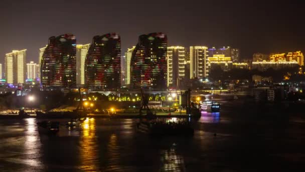 Sanya China Outubro 2018 Complexo Apartamentos Iluminado Noite Baía Cidade — Vídeo de Stock