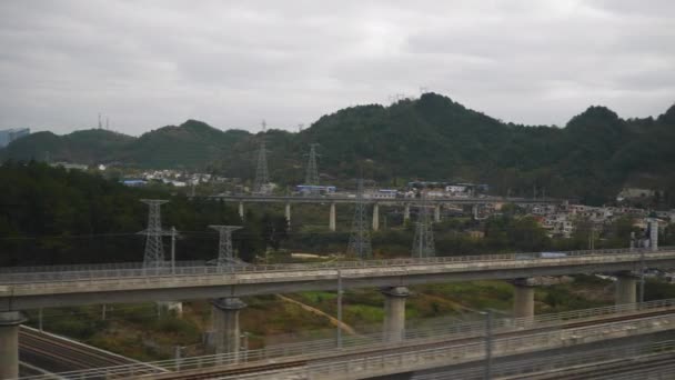 阳光明媚的夜晚杭州城区 火车路途 乘客侧全景 — 图库视频影像