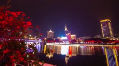 gece vakti sanya Şehir Köprüsü nehir kenarında Körfez Panoraması 4 k timelapse hainan Adası Çin aydınlatılmış