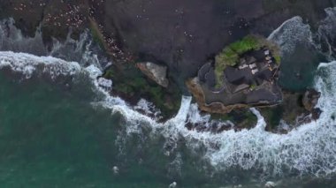 Gün batımında Bali adası ünlü körfezi kalabalık turist tapınağı kompleksi hava manzarası 4k Endonezya