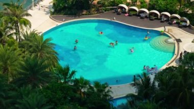 SANA, ÇİN - 7 Ekim 2018: güneşli bir gün Sanya otelinin ünlü yüzme havuzu çatısı panorama 4k zaman dilimi yaklaşık 7 Ekim 2018: hainan Adası Çin.