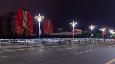 SANA, ÇİN - 7 Ekim 2018: gece vakti Sanya trafik sokağındaki ünlü panorama 4k zaman dilimi yaklaşık 7 Ekim 2018 sularında Çin adası.