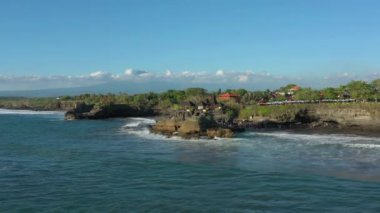 Gün batımında Bali adası ünlü körfezi kalabalık turist tapınağı kompleksi hava manzarası 4k Endonezya