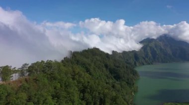 Ünlü Bali adası kıyı şeridinin hava manzarası, popüler turistik yer, hızlandırılmış 4k, Endonezya