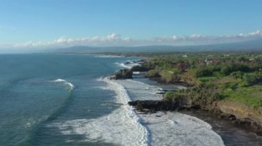 Gün batımında Bali adası ünlü körfezi kalabalık turist tapınağı kompleksi hava manzarası 4k Endonezya