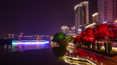 gece vakti sanya Şehir Köprüsü nehir kenarında Körfez Panoraması 4 k timelapse hainan Adası Çin aydınlatılmış