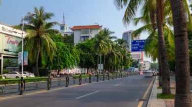 Gün batımı vakti Sanya şehir trafiği sokağı 4K Timelapse Hainan Adası Çin