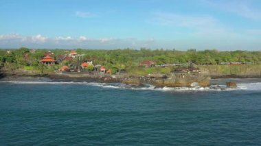 Gün batımında Bali adası ünlü körfezi kalabalık turist tapınağı kompleksi hava manzarası 4k Endonezya