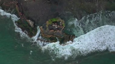 Gün batımında Bali adası ünlü körfezi kalabalık turist tapınağı kompleksi hava manzarası 4k Endonezya