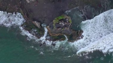 Ünlü Bali adası kıyı şeridinin hava manzarası, popüler turistik yer, hızlandırılmış 4k, Endonezya