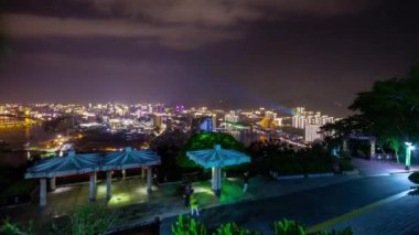 Gece vakti Sanya 'nın ünlü parkını aydınlattı. Şehrin en iyi manzarası. 4k hızlandırılmış Hainan Adası, Çin.