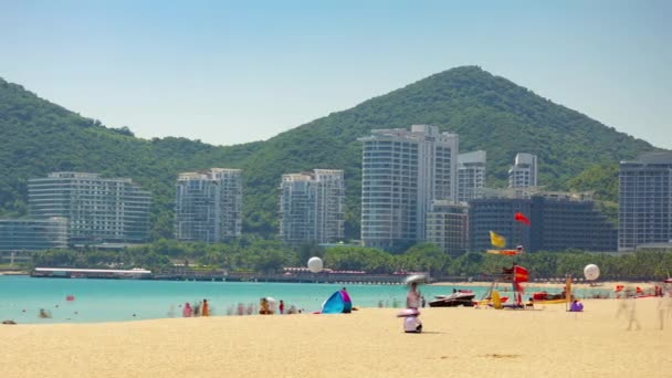 Sanya China Outubro 2018 Luz Sol Sanya Lotado Praia Costa — Vídeo de Stock