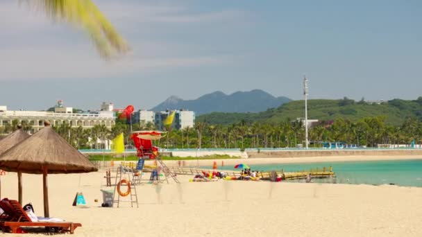 Sanya China Outubro 2018 Luz Sol Sanya Lotado Praia Costa — Vídeo de Stock