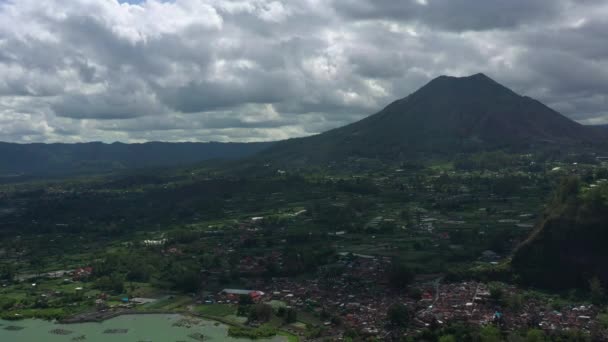 Chmury Niebo Wyspa Bali Słynny Wulkan Jezioro Panorama Lotnicza Indonezja — Wideo stockowe