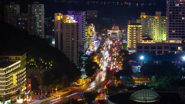 夜间灯火通明的三亚大东海度假村岛屿交通街屋顶全景4K 海南中国 — 图库视频影像