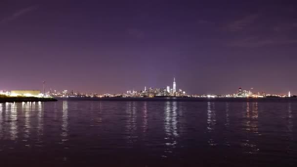 曼哈顿夜晚的风景 4K从纽约经过的时间 — 图库视频影像