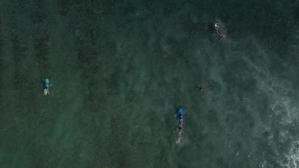 巴厘岛著名海滩的时间 冲浪者挤在水里 Aerial Top Panorama Indonesia — 图库视频影像