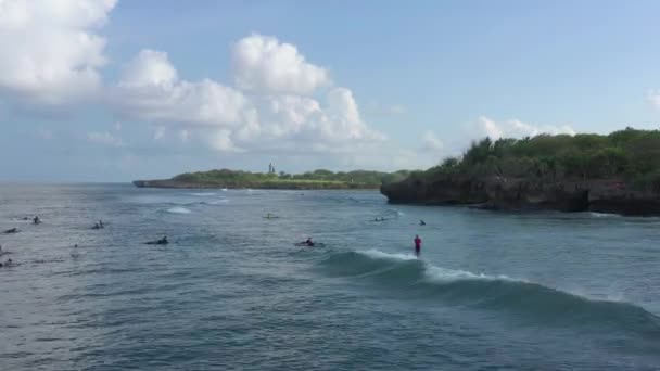 Den Bali Ostrov Slavná Pláž Surfaři Tlačí Prkna Vodě Letecké — Stock video