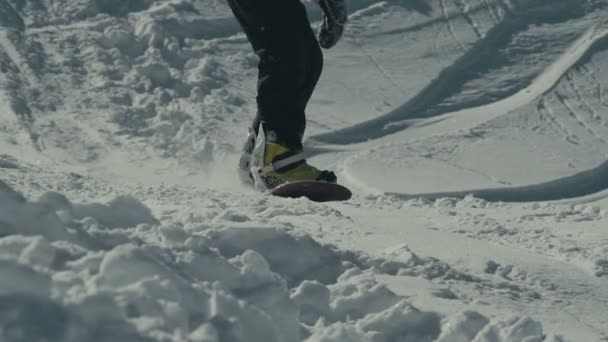 Сноубордист едет на высокой скорости 120 кадров в секунду — стоковое видео