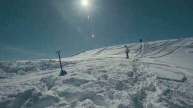 dağlarda atlama snowboarder