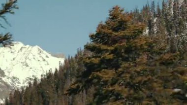 Dağ doruklarına güneş rüzgarlı gün