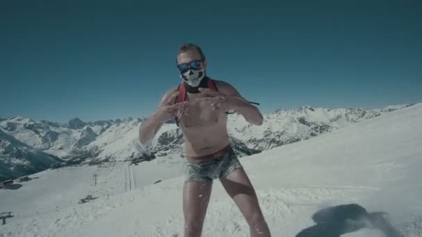 Snowboarder en pantalones cortos en altas montañas — Vídeo de stock