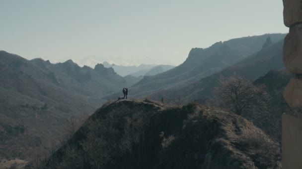 No casal de amor nas montanhas — Vídeo de Stock