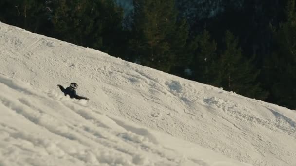 Snowboarder paseo en las montañas — Vídeo de stock