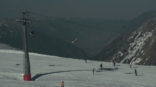 Зимняя панорама гор с горнолыжными склонами — стоковое видео