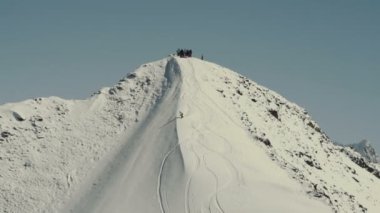 dağlarda atlama snowboarder