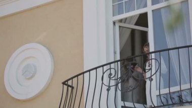 Bornoz balkonda muhteşem sarışın