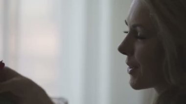 kırmızı bir Gül kokulu güzel kadın