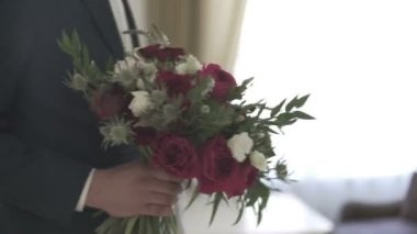 damat elinde çiçekli buket