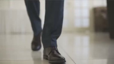 Erkek takım elbise siyah ayakkabı yürürken closeup