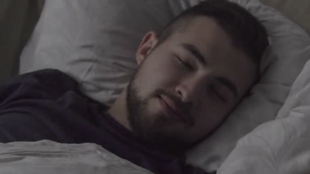 Yatak odasında uyanma adam — Stok video