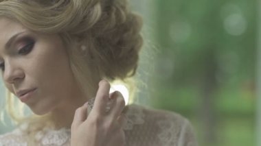 parfüm şişesi ile güzel bir kadın portresi