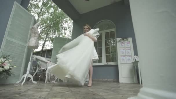 Sposa è felice il suo splendido abito da sposa — Video Stock