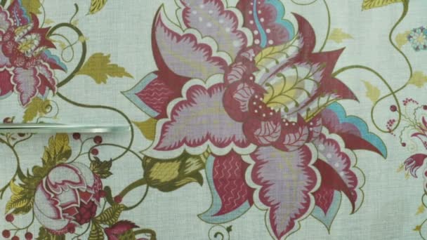 ciseaux couper un tissu lumineux et beau 