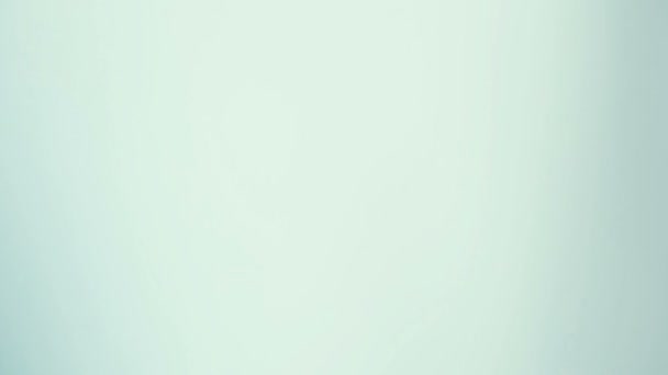 homme jouant au billard au chalet 