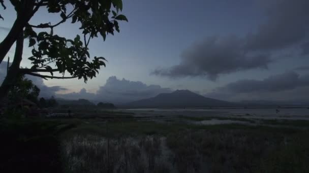 Діючий вулкан на сході сонця на Балі — стокове відео