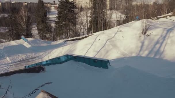Zjeżdżalnia Extreme snowboardzista na szynach — Wideo stockowe