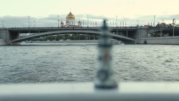 Widok z łodzi pływających po rzece Moskwa — Wideo stockowe