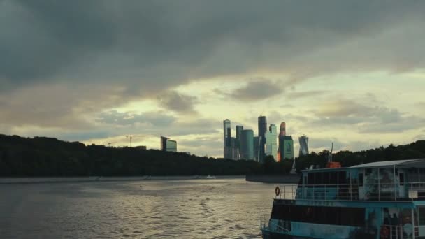 La vista desde el barco que navega por el río Moscú — Vídeos de Stock