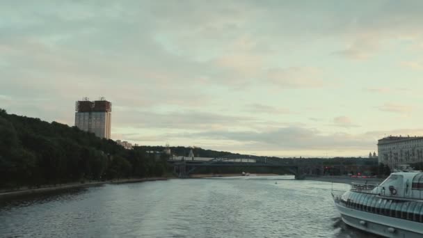Η θέα από το σκάφος που πλέουν στις όχθες του ποταμού Μόσχα — Αρχείο Βίντεο