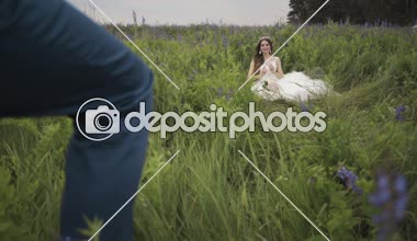 Gelin ve damat pikniğe şampanya içmek